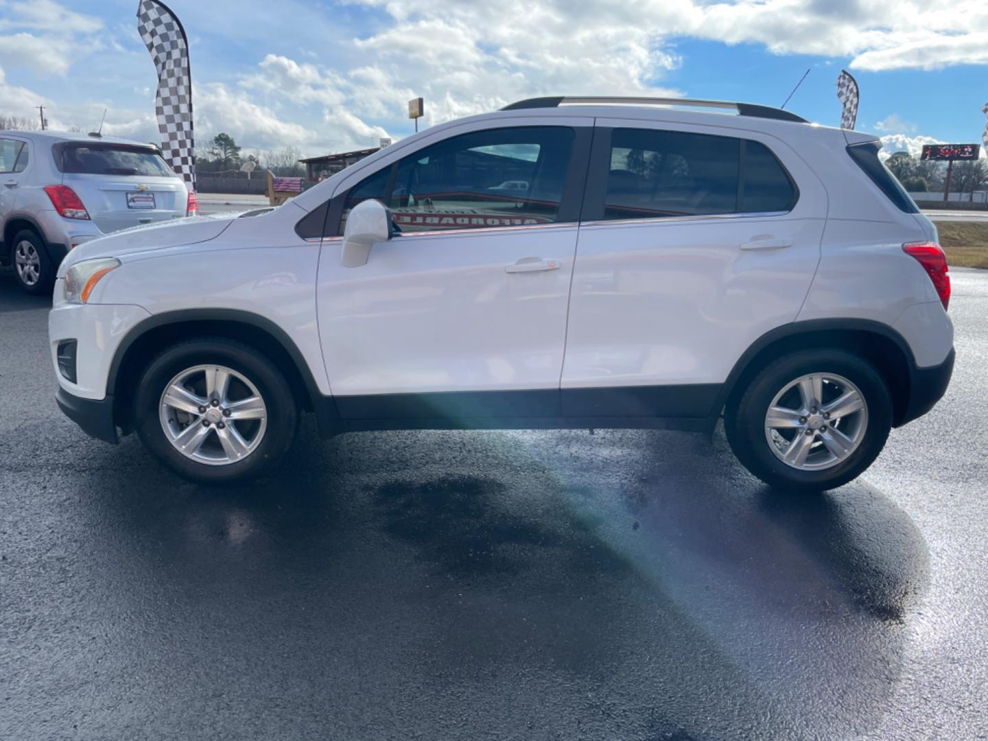 2015 White Chevrolet Trax (KL7CJLSB3FB) with an 4-Cyl, Turbo, 1.4 Liter engine, Automatic, 6-Spd transmission, located at 8008 Warden Rd, Sherwood, AR, 72120, (501) 801-6100, 34.830078, -92.186684 - Photo#4